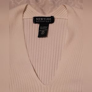 NY & Co Size XS Long Sleeve V Neck White Shirt